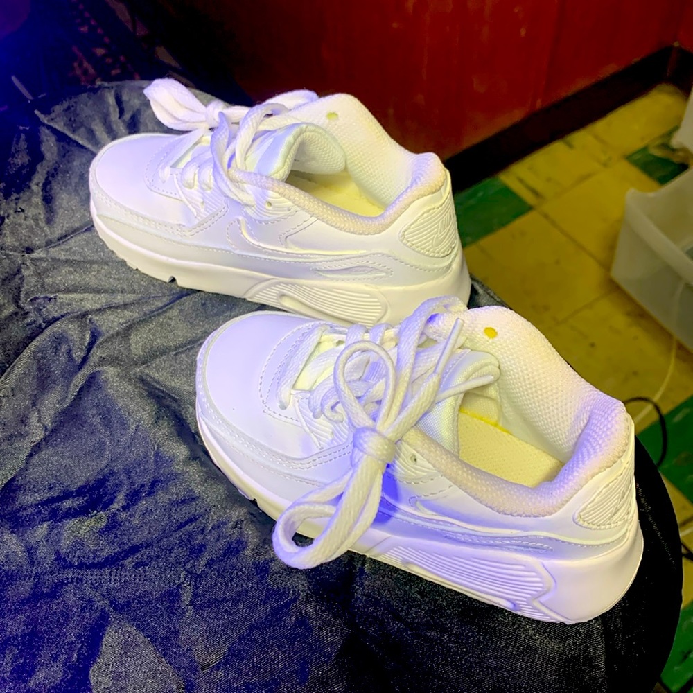 Toddler size 8.5 ALL WHITE AIRMAX 90 (great condition)